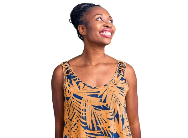 若いアフリカ系アメリカ人の女性の顔に笑顔で横に見えるカジュアルな服を着て 自然な表情 自信を持って — ストック写真