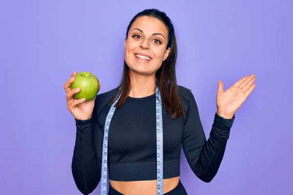 Schöne Brünette Sportliche Frau Mit Maßband Die Apfelfrüchte Auf Lila — Stockfoto