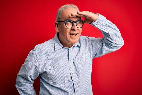 Medelålders Stilig Hoary Man Bär Casual Randig Skjorta Och Glasögon — Stockfoto