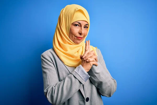 Brünette Geschäftsfrau Mittleren Alters Trägt Traditionellen Muslimischen Hijab Vor Blauem — Stockfoto