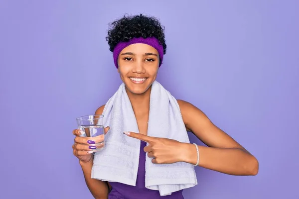 Linda Afro Americana Desportiva Mulher Fazendo Exercício Vestindo Toalha Beber — Fotografia de Stock