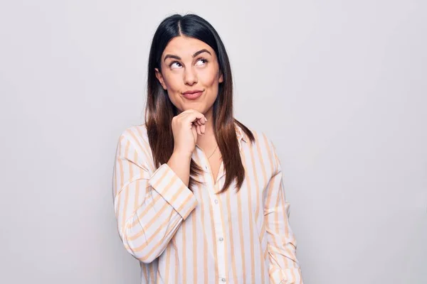 Jong Mooi Brunette Vrouw Dragen Casual Gestreept Shirt Staan Witte — Stockfoto