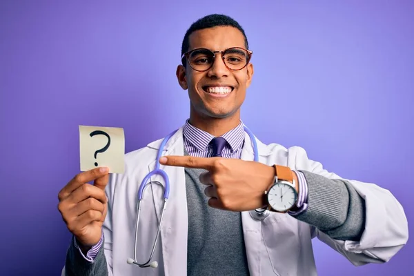 Guapo Afroamericano Doctor Hombre Usando Estetoscopio Sosteniendo Signo Interrogación Recordatorio —  Fotos de Stock