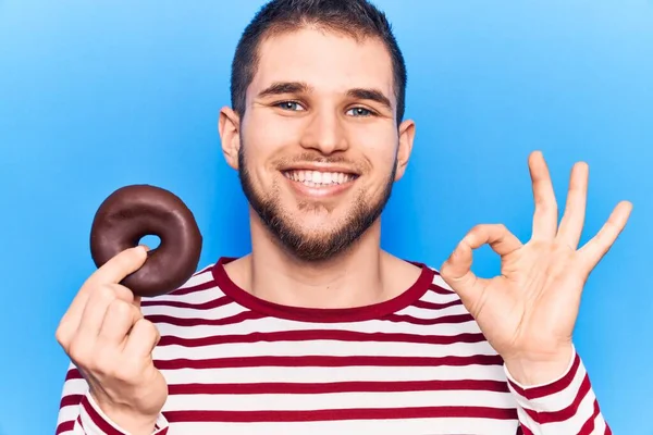 Jeune Bel Homme Hoding Donut Faire Signe Avec Les Doigts — Photo