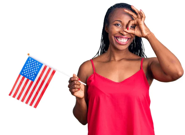 Ung Afrikansk Amerikansk Kvinna Håller Usa Flagga Ler Glad Gör — Stockfoto