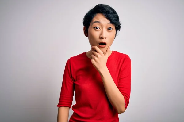 Joven Hermosa Chica Asiática Vistiendo Casual Rojo Camiseta Pie Sobre — Foto de Stock