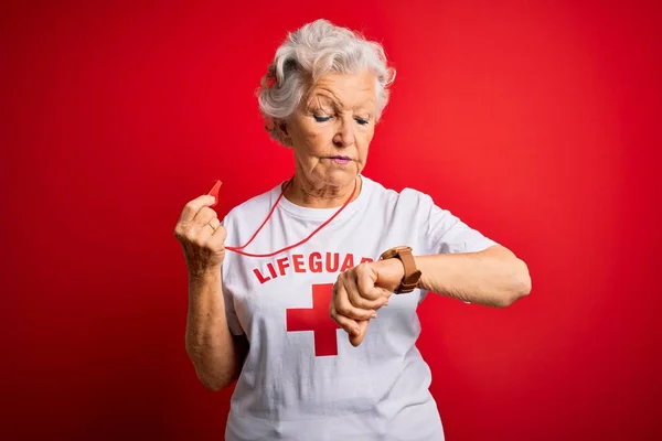 Senior Hermosa Mujer Salvavidas Pelo Gris Con Camiseta Con Cruz —  Fotos de Stock