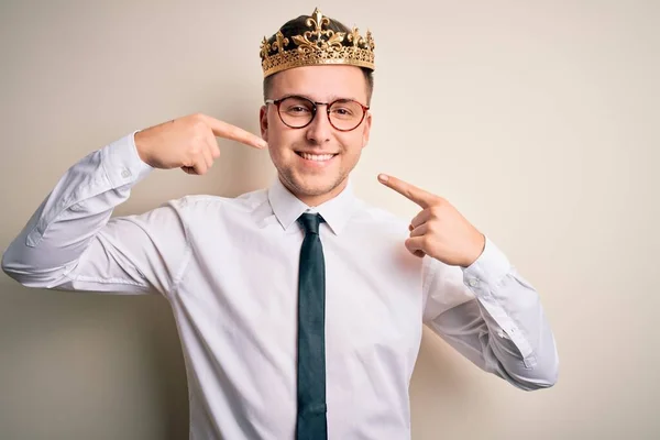 Jovem Bonito Homem Negócios Caucasiano Vestindo Coroa Ouro Sobre Fundo — Fotografia de Stock
