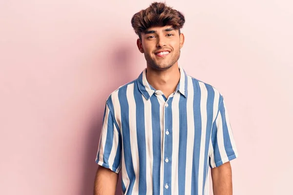 Junger Hispanischer Mann Lässiger Kleidung Mit Einem Fröhlichen Und Kühlen — Stockfoto