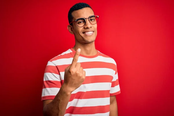 Jovem Homem Afro Americano Bonito Vestindo Shirt Listrada Casual Óculos — Fotografia de Stock