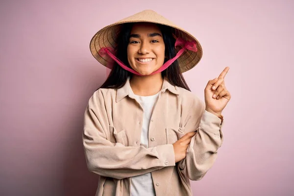 아름다운 전통적 모양의 모자를 얼굴을 웃으면서 손가락으로 카메라를 봅니다 — 스톡 사진