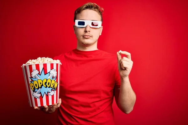 Giovane Bel Rossa Uomo Guardando Occhiali Mangiare Spuntino Popcorn Sfondo — Foto Stock