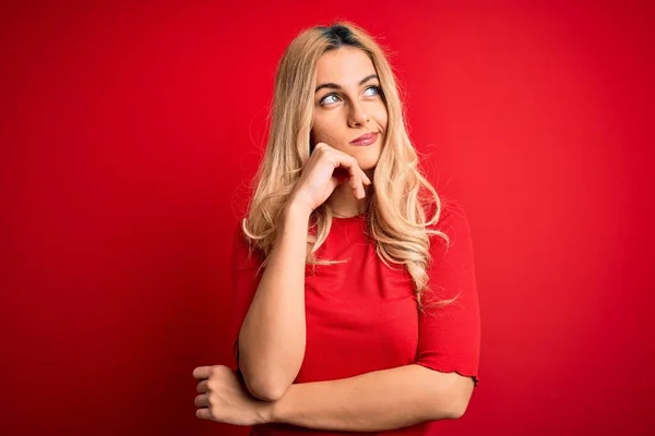 Junge Schöne Blonde Frau Lässigem Shirt Die Vor Isoliertem Roten — Stockfoto