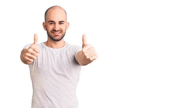 手で積極的なジェスチャーを行うことを承認するシャツでカジュアルな姿の若いハンサムな男 親指を笑顔と成功のために幸せ 勝者のジェスチャー — ストック写真