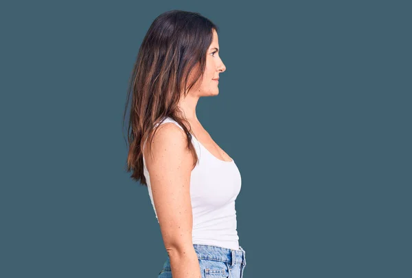 Young Beautiful Brunette Woman Wearing Casual Sleeveless Shirt Looking Side — Stock Photo, Image