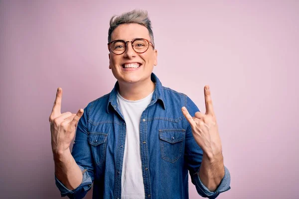 Joven Hombre Moderno Guapo Con Gafas Chaqueta Mezclilla Sobre Fondo —  Fotos de Stock