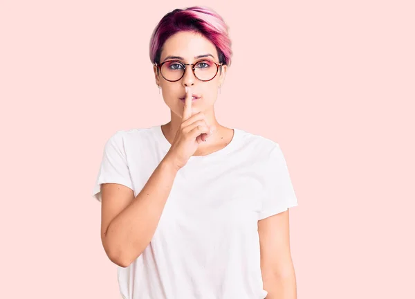 Joven Hermosa Mujer Con Pelo Rosa Con Ropa Casual Gafas —  Fotos de Stock