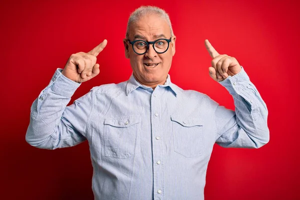 Middelbare Leeftijd Knappe Hamsterman Met Casual Gestreept Shirt Bril Rode — Stockfoto