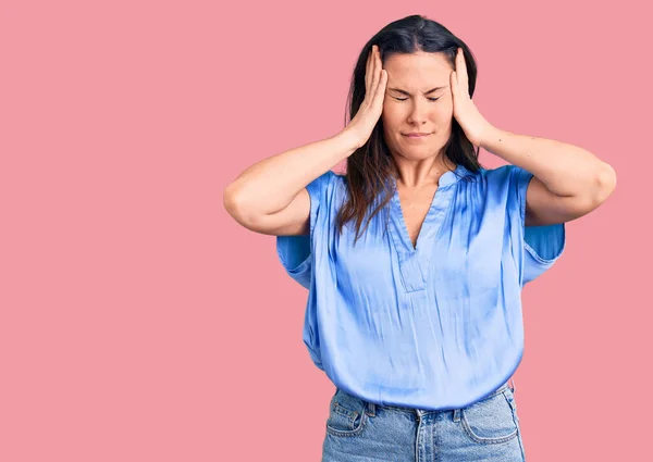 Ung Vacker Brunett Kvinna Bär Casual Shirt Lider Huvudvärk Desperat — Stockfoto