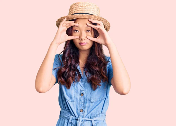 Jong Mooi Chinees Meisje Dragen Zomer Hoed Proberen Naar Openen — Stockfoto