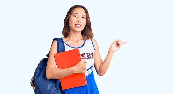 Ung Vacker Kinesisk Flicka Bär Cheerleader Uniform Och Student Ryggsäck — Stockfoto