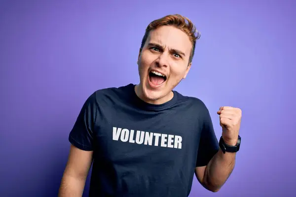 Jovem Homem Ruivo Bonito Vestindo Camiseta Voluntária Sobre Fundo Roxo — Fotografia de Stock