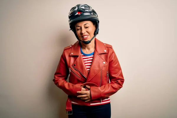 Středního Věku Motocyklistka Žena Nosí Motocykl Helmu Bundu Přes Bílé — Stock fotografie