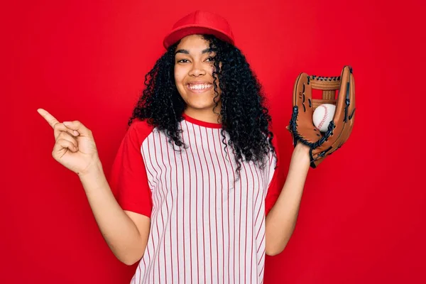 Jovem Esportista Afro Americana Encaracolada Usando Boné Jogando Beisebol Usando — Fotografia de Stock