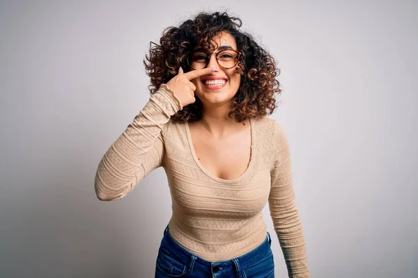 Jonge Mooie Krullende Arabische Vrouw Draagt Casual Shirt Bril Witte — Stockfoto