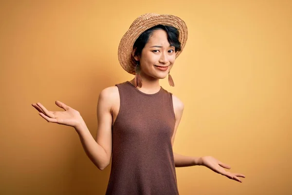 Mladá Krásná Asijská Dívka Nosí Ležérní Tričko Klobouk Přes Izolované — Stock fotografie