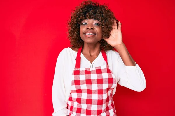 Young African American Woman Wearing Apron Smiling Hand Ear Listening — Stock Photo, Image