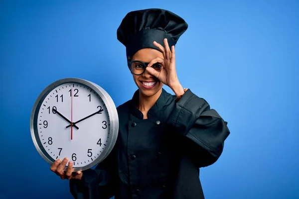 Mujer Panadera Afroamericana Con Uniforme Cocina Sombrero Haciendo Cuenta Atrás —  Fotos de Stock