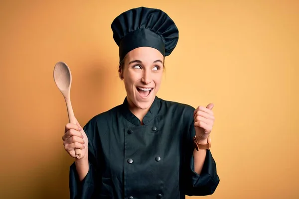 Jovem Bela Chef Mulher Vestindo Uniforme Fogão Chapéu Segurando Colher — Fotografia de Stock