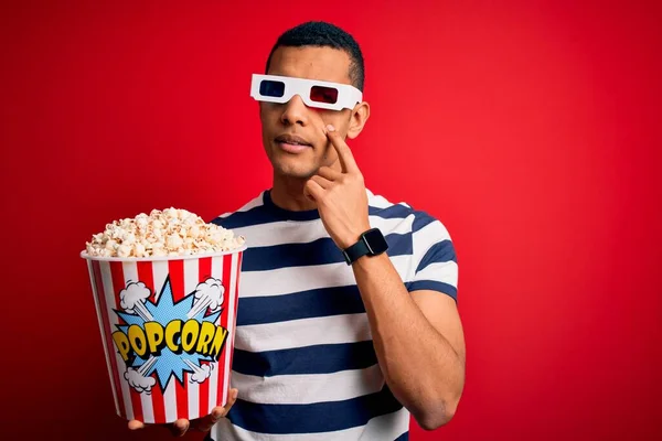 Ung Vacker Afrikansk Amerikansk Man Titta Film Med Glasögon Äta — Stockfoto