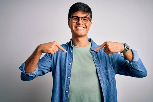 Homem Bonito Jovem Vestindo Camisa Casual Óculos Sobre Fundo Branco — Fotografia de Stock