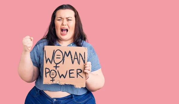 Junge Size Frau Mit Frauenpower Banner Genervt Und Frustriert Schreit — Stockfoto