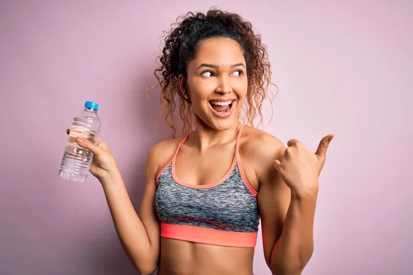 Schöne Sportlerin Mit Lockigem Haar Beim Sport Sportbekleidung Trinkflasche Wasser — Stockfoto