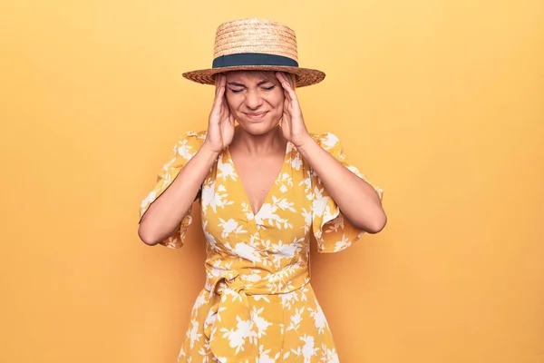 Sarışın Güzel Bir Kadın Tatilde Sarı Arka Planda Giyiniyor Şapkasını — Stok fotoğraf