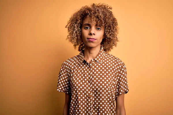 Mladá Krásná Africká Američanka Neformální Košili Stojící Nad Žlutým Pozadím — Stock fotografie