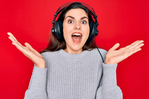 Jong Mooi Meisje Draagt Moderne Koptelefoon Luisteren Naar Muziek Rode — Stockfoto