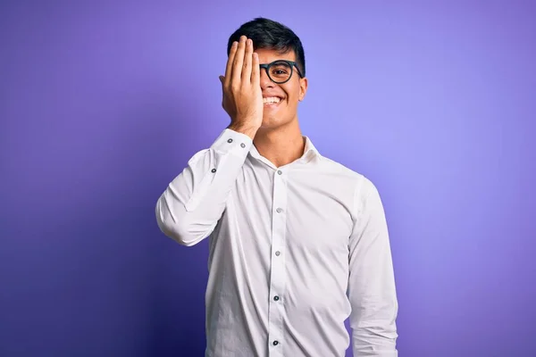 Mladý Pohledný Obchodník Košili Brýlích Přes Izolované Fialové Pozadí Zakrývající — Stock fotografie