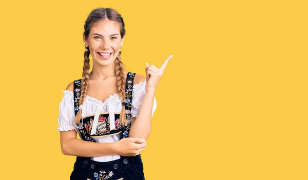 Hermosa Mujer Caucásica Con Pelo Rubio Usando Ropa Tradicional Octoberfest — Foto de Stock