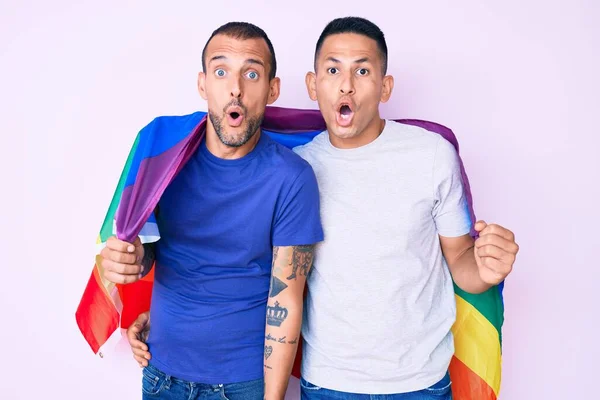Joven Pareja Gay Dos Hombres Sosteniendo Arco Iris Lgbtq Bandera — Foto de Stock