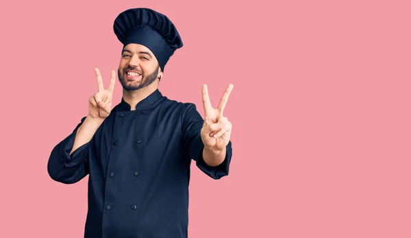 Jovem Hispânico Vestindo Uniforme Fogão Sorrindo Olhando Para Câmera Mostrando — Fotografia de Stock