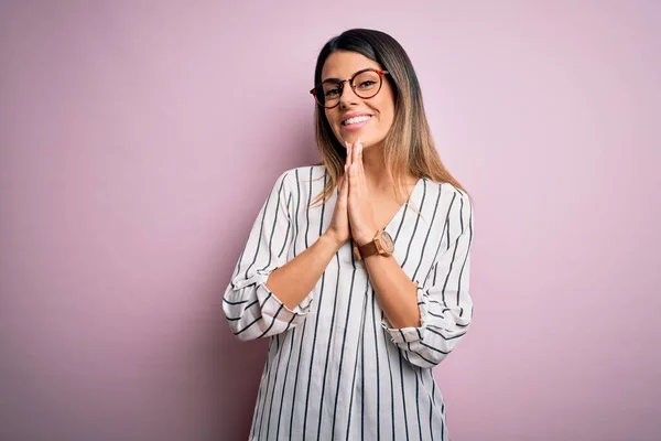 Jonge Mooie Vrouw Dragen Casual Gestreepte Shirt Bril Roze Achtergrond — Stockfoto