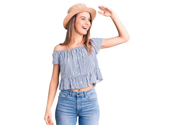 Joven Chica Hermosa Con Sombrero Camiseta Muy Feliz Sonriente Mirando — Foto de Stock