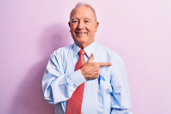 Senior Pohledný Šedovlasý Podnikatel Elegantní Kravatě Stojící Nad Růžovým Pozadím — Stock fotografie
