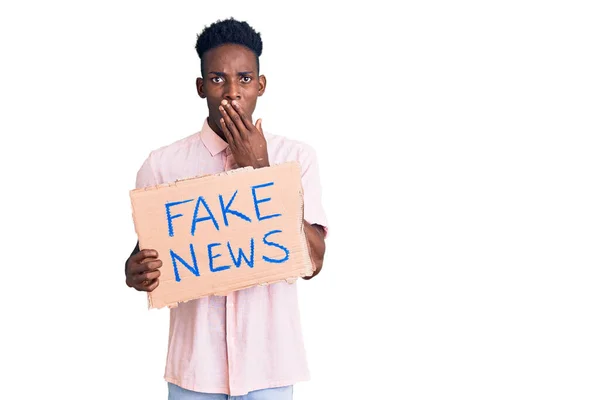 Ung Afrikansk Amerikansk Man Med Falska Nyheter Som Skyler Munnen — Stockfoto
