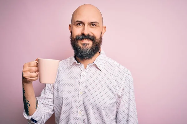 Bello Uomo Calvo Con Barba Tatuaggio Bere Tazza Caffè Sfondo — Foto Stock