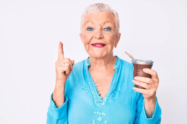 Mulher Bonita Sênior Com Olhos Azuis Cabelos Grisalhos Bebendo Mate — Fotografia de Stock